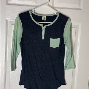 Women’s medium zine mid sleeve